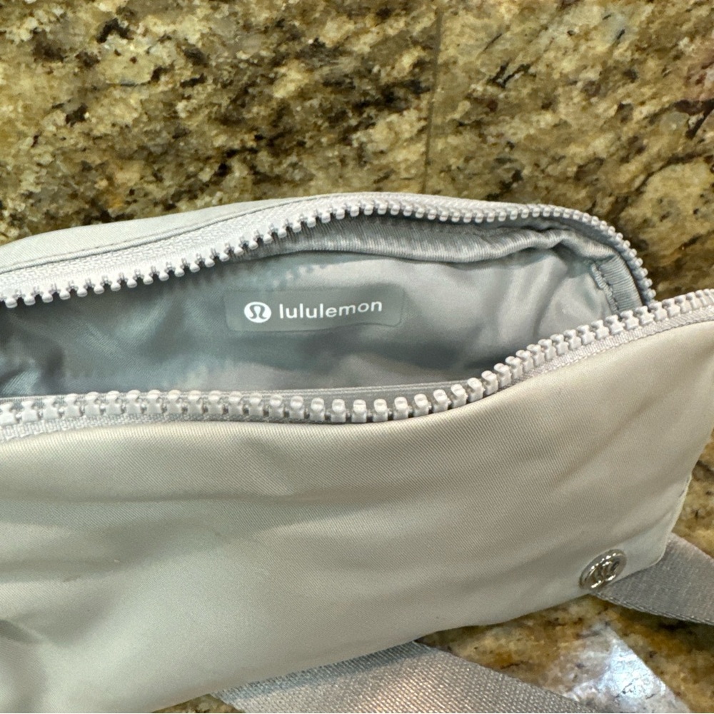 Lululemon everyday belt bag grey/silver New with flaws - Picture 3 of 12
